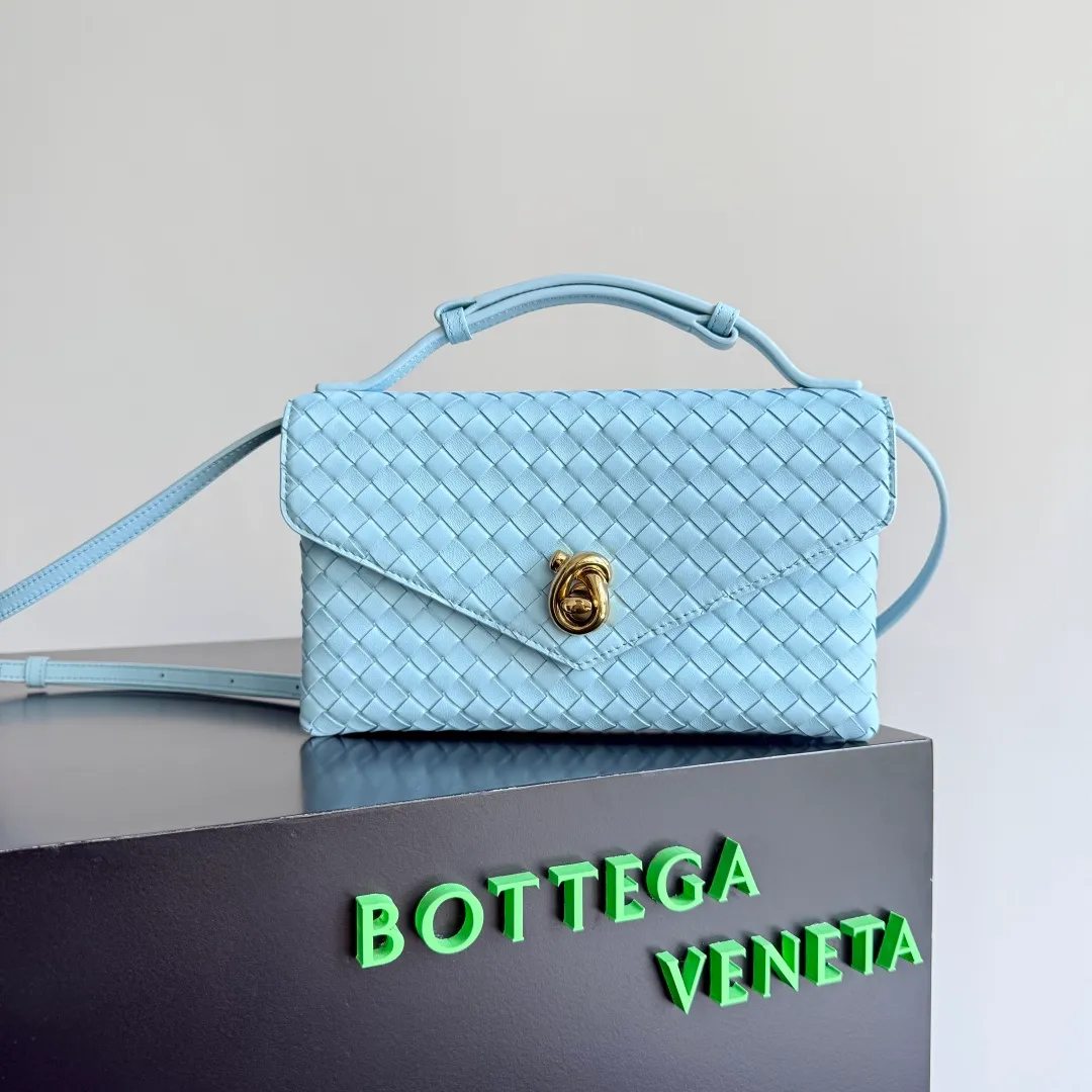 Batch 1660 BOTTEGA VENETA 2025 new product KNOT LOCK crossbody bag subverts the rigid lines of traditional tote bags, using drapey leather to create a three-dimensional silhouette that breathes. It has compartments and multiple card slots inside, making it a versatile commuter bag that can be used in various occasions. The details are full of exquisiteness, the casual retro color tone, and the upper body are full of elegance. Whether you are commuting or going out on the street, you can easily hold it. The two carrying methods of hand-carrying and long shoulder strap are very practical! At the same time, the shoulder strap is detachable, suitable for various dressing styles~ Whether it is a dinner party or daily commuting, it can be easily controlled and becomes your versatile tool❤️ Style number: 817191 Size: 25*16*5.5cm